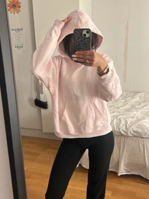 Rosa hoodie - Säljer en jätteskön ljusrosa hoodie från Gina tricot i stl xs. Kommer ej till användning men är i nyskick. Dock är den lite skrynklig på bild.