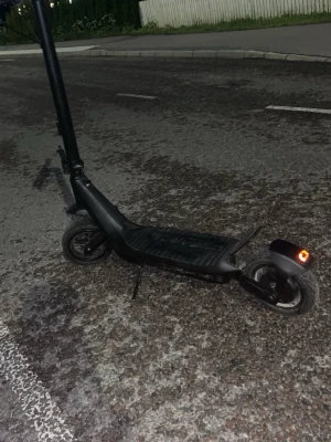 El Sparkcykel Urban Max E Wheels - UrbanMax E-Wheels elscooter i mycket bra skick. Nypris ca 8 000 kr. Scootern fungerar perfekt, är väl omhändertagen och har endast körts cirka 120 km. Topphastighet på upp till 40 km/h och en räckvidd på upp till 70 km beroende på körstil och förhållanden. Batteriet håller bra laddning och laddare medföljer. Perfekt för pendling eller fritidskörning. Säljes för 4 500 kr då den inte längre används. Priset kan diskuteras vid seriöst intresse om du inte är helt nöjd med utgångspriset. Skicka gärna 