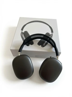 Apple AirPods Max – Svart | Äkta | Nyskick med originalbox - Stilrena svarta over-ear hörlurar med mjuka, ovala kåpor och justerbart huvudband i metall och mesh. Modern design med minimalistisk känsla, perfekt för musik, gaming eller film. Levereras i originalförpackning.