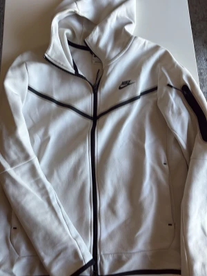 Nike fleece tech hoodie  - Snygg vit hoodie från Nike med dragkedja i stl M