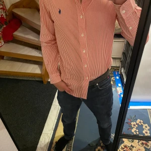 Ralph Lauren, Skjorta - Säljer nu min super fina Ralph Lauren skjorta pga att den ej kommer till använding, Bra skick, Inget tecken på slitage, Storlek S, Nypris 1200kr, Vid minsta fundering är Dm alltid öppet, Mvh Konrad