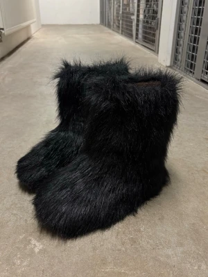 Opium Fur Boots - Köpta i usa. Likadana som carti har. Använda ca 2 gånger