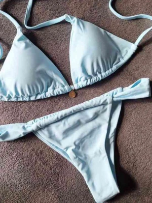 Ljusblå trekantsbikini - Snygg ljusblå bikini med trekantsmodell och smala axelband. Överdelen har justerbara knytband och en liten rund detalj framtill. Underdelen har enkel design med bredare sidor. Perfekt för lata dagar på stranden.