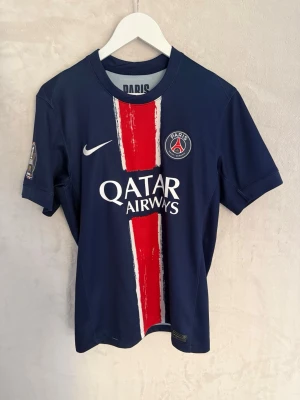 PSG Tröja - Säljer min PSG tröja som är köpt i PSG,s officiella butik i Paris 2024 // Nypris ca 1200kr // Skick 10/10, Använd några fåtal gånger //