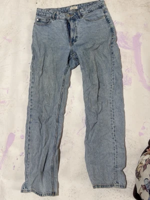 Ljusblå raka jeans från Lindex - Ljusblåa jeans
