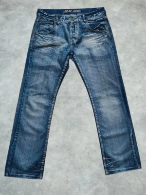 Archive 00s denim japan  - Säljer ett par riktigt feta och unika tidigt 2000 tals jeans i dry japan stil. Riktigt feta slitningar. Längd:102cm och midjebredd 43cm. Hör av er vid frågor!