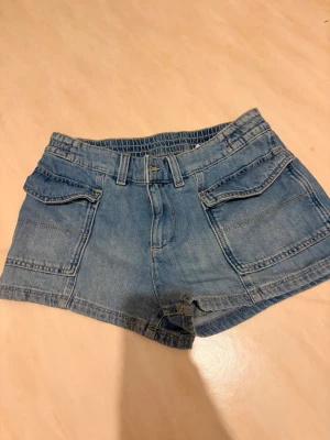 Blå jeansshorts med fickor strl 36 - Säljer ett par blå jeansshorts med fickor strl 36 från HM. Använt endast 2/3 gånger. Perfekta nu till sommaren!!