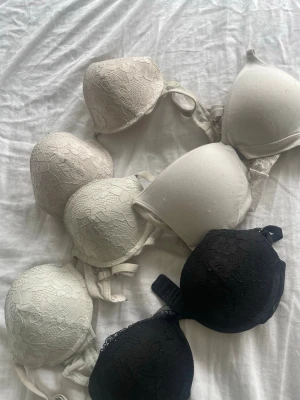 4-pack spetsbhar i neutrala färger - Säljer ett 6-pack bhar i olika neutrala färger: svart, beige och vitt. Flera av bharna har vacker spetsdetalj på kuporna och justerbara axelband. Perfekta för dig som vill ha både stil och komfort i underklädeslådan.