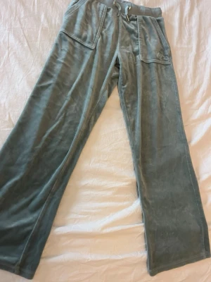 Grå velour mjukisbyxor med fickor - Mysiga gröna juicy couture byxor. använd några gånger. storlek 9-10 år men ungefär som 146/152.