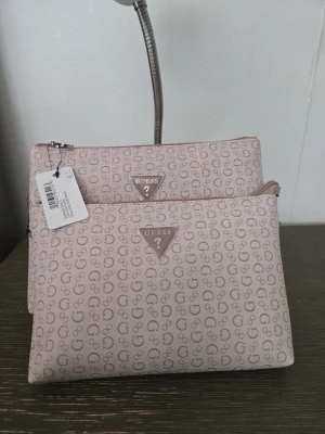 Rosa guess väska - Endast en guess necessär eller typ väska ingen aning 💕den kosta typ 500 tror ja nytpris 