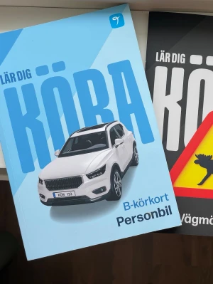 Körkortsböcker 2025/2026 - Körkortbok B-körkort personbil nyskick. Ingår även en vägmärkesbok 