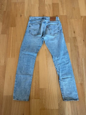 Levis Jeans  - Ett par Levis jeans med sjukt fin tvätt och till ett riktigt fyndpris! Byxorna är i storlek 29/32 Och har innebens längd på 74cm och midja sida till sida på 38cm. Byxorna är i fint skick utan några konstigheter. Skulle det vara några frågor så skriv annars fritt fram att köpa! (Postar inom 24h)