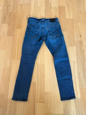 Levis jeans  - Ett par Levis jeans med sjukt fin tvätt och till ett riktigt fyndpris! Byxorna är i storlek 32/32 Och har innebens längd på 72cm och midja sida till sida på 39cm. Byxorna är i fint skick utan några konstigheter utöver de slitningar som ska vara där (bild 6). Skulle det vara några frågor så skriv annars fritt fram att köpa! (Postar inom 24h)