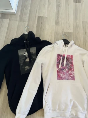 Svart och vit hoodie  - Svart och vit hoodie från The cool elephant, båda i storlek S. Den vita har använts 1-2 gånger och har ett rosa/lila tryck. Har små fläckar på sig. Den svarta har använts 1 gång och är i mycket bra skick, men är lite luddig.   Postar mellan 1-3 dagar efter köp.  Hör gärna av dig om du har frågor eller vill ha fler bilder!