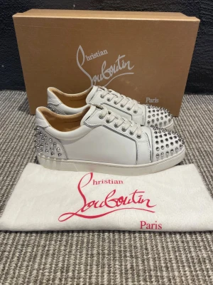 Christian Louboutin skor  - Hej, säljer nu dessa svin snygga Christian Louboutin skor. Skorna är i grymt skick! Begränsat antal boxar och dustbag. Hör av dig vid frågor.