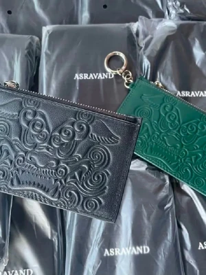 Asravand Korthållare / Plånböcker i äkta läder – Paketpris! - Säljer dessa supersnygga korthållare/plånböcker med unikt präglat motiv från märket Asravand. De är helt nya och tillverkade i högkvalitativt, äkta läder.Varje korthållare har en smidig dragkedja samt en medföljande rem/band så att du enkelt kan bära den runt halsen.Färger: Svart och grön.Material: 100% äkta läder.Tillbehör: Avtagbart band för halsen ingår.Skick: Helt nya / oanvända.Pris och paketbjudande:Paketpris för båda: 229 kr (Passa på att köpa båda till fyndpris!)Styckpris: 149 kr st (Kik