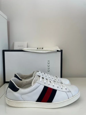 Gucci Ace Skor  - Säljer nu dessa Gucci Ace skor i uk 10 som motsvarar 44, skriv för fler bilder/frågor🙌🏼