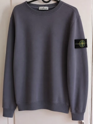 Stone Island tröja - Tjena, jag säljer en riktigt snygg och populär Stone Island tröja☺️ Den är i mycket bra skick och har inga fläckar eller skador😁 Den är självklart äkta✅ Skicka om du har några frågor😄