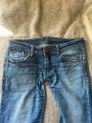  låg midjade jeans  - Super lågmidajde jeans från stradivarius. Del är bootcut och jätte snygga! Tyvärr så passar dem inte mig :( dem är lite slita vid hälarna men det är inget som man tänker på