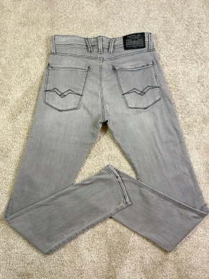 Ljusgråa Replay Anbass Jeans - Stl w31, l34 - REPLAY JEANS  - Storlek: W31/L34 Modell: ANBASS | Användning: Varsamt använda, fint skick | Nypris: Cirka 1800 SEK