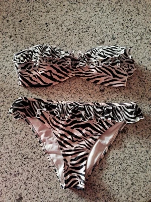 Zebra bikini - Zebra bikini från Hm, storlek S💕