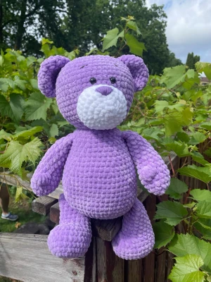 Lila virkad nallebjörn - Supergullig handgjord nallebjörn, virkad i mjukt bomulls garn med barnsäkra ögon.🧸🧶Nalle till nyfött barn är en tidlös gest som är full av betydelse och kärlek, vilket denna present kan vara!💕👶men funkar lika bra som doppresent eller dekoration🥰