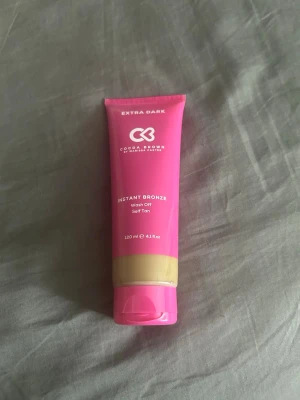 Cocoa Brown Instant Bronze Extra Dark - Cocoa Brown Instant Bronze Extra Dark är en brun utan sol på 120 ml. Produkten ger en intensiv bränna direkt och tvättas enkelt bort. Perfekt för dig som vill ha en snabb och solkysst look. Endast testad en gång.
