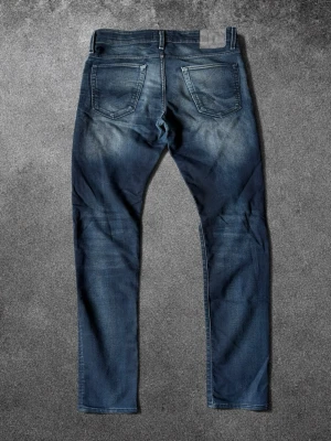 Jack & Jones Jeans  - Jack & Jones Glenn i marinblå | Storlek W31/L34 | Mått: midja 42cm, längd 105cm | Använda men i mycket bra skick, inga defekter | Slim fit | Skickas snabbt, kan gå ner i pris vid snabb affär  Mvh ActiveResell | REF: J&J-001 