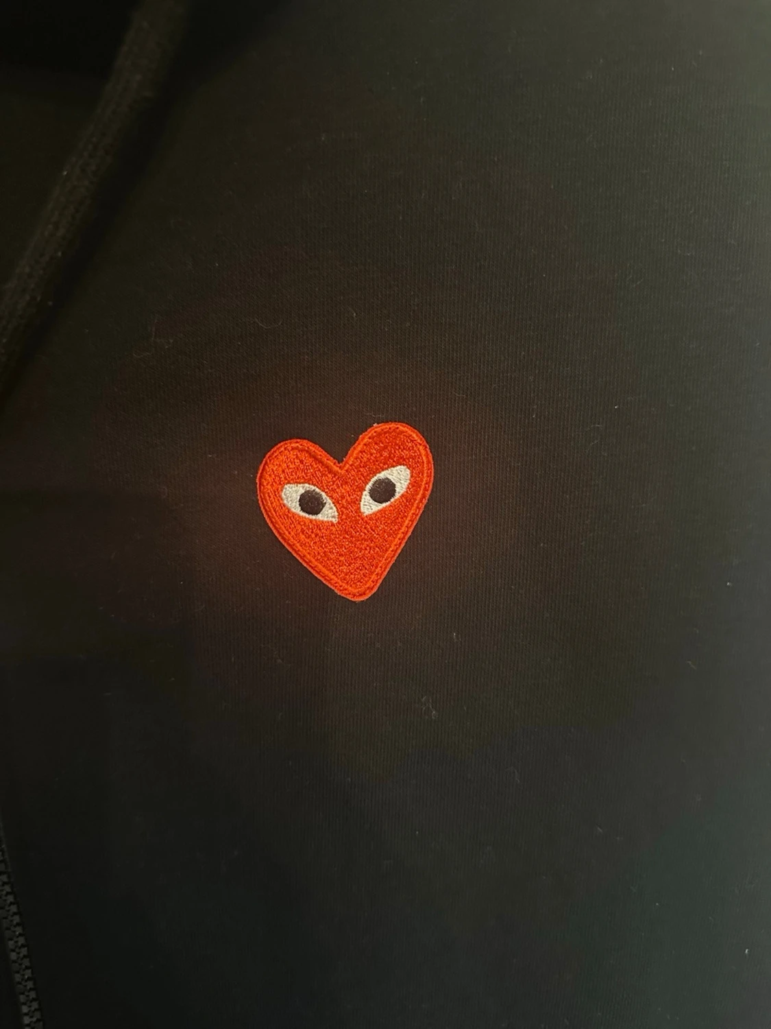 Svart hoodie med rött hjärta - 3
