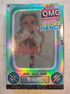 LOL Surprise OMG Dance Dance B-Gurl docka - LOL Surprise OMG Dance Dance B-Gurl docka med holografisk förpackning. Dockan har flätat hår, stora solglasögon och cool outfit i blått och rosa. Inkluderar accessoarer och samlarkort med bild på B-Gurl. Perfekt för dig som gillar samlarleksaker och dans.