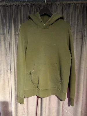 Boss hoodie  - Säljer denna supersköna hoodie från boss som är i superskick! |Nypris: runt 1500kr| hör av dig vid minsta lilla!