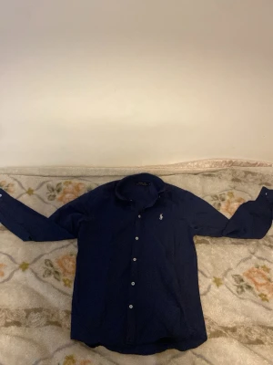 Ralph lauren skjorta - Helt ny Ralph lauren skjorta som var för liten på mig det står M på den men skulle mer luta mot att det är en storlek S