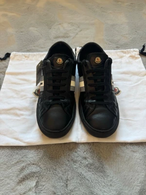 Moncler skor - Svarta moncler skor i storlek 45 med dustbags och extra snören kvar, bra skick men tecken på användning finns. Nypris 5000kr mitt pris endast 850kr! Hör av er vid frågor. Mvh Trend closet🙌😊