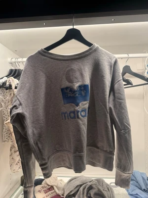 Isabel marant tröja - Säljer min gråa Isabel marant tröja med ett blått tryck❣️