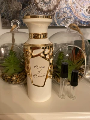 Creme of Clouds 3ml - Säljer 3ml (40kr) av Creme of clouds parfym från Fragrance World. Noter: socker, grädde, kokos, vanilj. 🍦🥛🍮🥮🥥😋👌Har fler fina parfymer i min profil, gör ett set med fler om du vill prova olika dofter🥰🫶Glasflaska och bubbelkuvert!💌