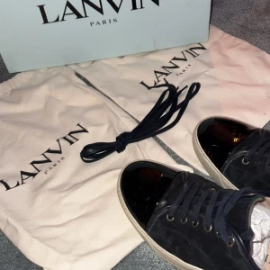 LANVIN PARIS skor st42/43 uk8 - Ett par Lanvinskor som passar perfekt på fötterna Skorna köpte jag själv förra sommarn och har varit väldigt bekväma, har använt dom ett antal gånger endast vid fina tillfällen, box och allt original ingår såklart! 