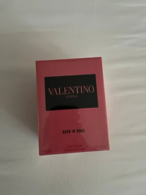 Valentino Donna Born In Roma parfym - Valentino Donna Born In Roma är en exklusiv parfym i en snygg rosa förpackning med svart etikett. Doften är modern och elegant, perfekt för dig som vill ha något lyxigt och trendigt. Flaskan rymmer 100 ml och är en riktig statement-piece på parfymhyllan.