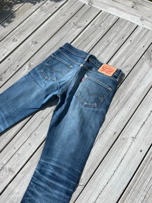Blå raka jeans från Levi's 501  - Tjenare!! Säljer nu mina levi’s 510or i prima skick. Måtten på dem är midja 38 o längd 100. Hör av dig vid minsta fråga!!