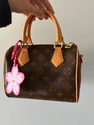 Speedy väska  - Superfin speedy med monogram stl 20cm. Medföljer lås med nyckel samt blommig murakami bagcharm. 