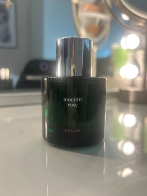 Moonlit Rose parfym från Hickap - Moonlit Rose från Hickap, helt oanvänd och kommer från deras julkalender 💚🥰🥰