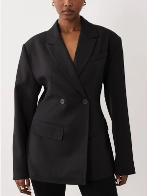 Svart kavaj  - Svart shaped blazer från gina tricot. Kavajen har dubbelknäppning och är figursydd i midjan. Normal passform. Använd vid ett tillfälle så mycket bra skick. 