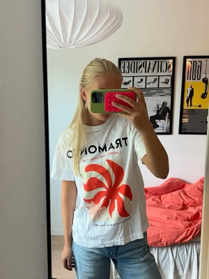 Vit t-shirt med coolt tryck - Vit t-shirt med ett coolt rödoranget tryck❣️🧡 Avslappnad passform, perfekt till t.ex. stranden eller bara till vardags. Materialet är bomull.