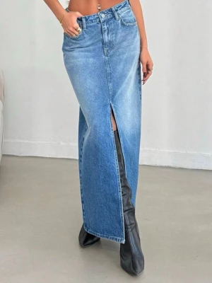 Lång jeanskjol med slits framtill - Trendig lång jeanskjol i blå denim med slits framtill. Kjolen har klassiska fickor både fram och bak samt bälteshällor☺️(storlek XS/S) En super fin kjol men den är tyvärr för liten för mig