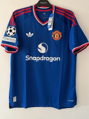 Manchester United bortatröja 26/27 cunha  - Manchester Uniteds nya borta tröja inför säsongen 26/27 med Cunha på ryggen. Köpt på Uniteds hemsida i authentic verisionen! Kostar 2200 att köpa ny, säljer pågrund av att jag köpte fel storlek! 
