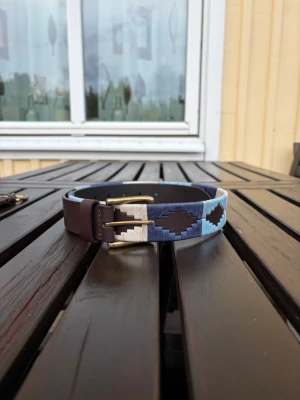 Marinblå broderat bälte - Limiterat antal! Säljer nu dessa super feta bälten i tre olika färger och har alla storlekar mellan 80-110 cm helt nya och inplastade. Priset är endast 349 kr och vi fraktar alltid inom 1-2 dagar