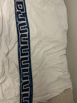 Djurgårds halsduk där det står Djuuuuuuuuu - Djurgårds halsduk där det står Djuuuuuuuu som såldes på en match i klacken för länge sedan och inte säljs längre!