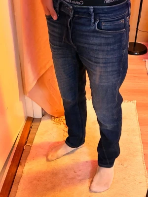 Snygga Jack & Jones jeans - Super snygga jeans från Jack & Jones. Har varit mina favorit jeans länge men gillar en annan typ av stil nu. Säljer därför dem. Passar alla looks, passar till skjortan liksom hoodie. Använda, men inga slitningar synliga. Hör av dig vid frågor!