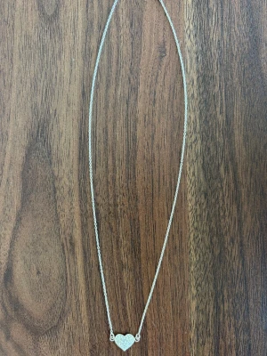 Silverfärgat halsband med hjärta - Ett stilrent halsband i silverfärg med ett gnistrande hjärthänge. Hjärtat är täckt av små stenar 🩷