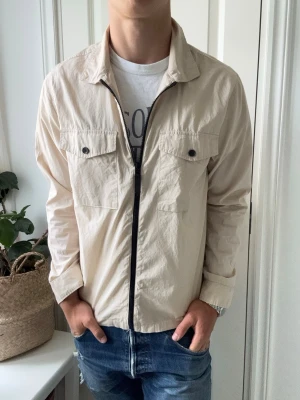 East west overshirt  - East west overshirt - tun. Inga defekter! Modellen i bilderna är 180 cm 75 kg och bär Storlek M , Kom med frågor! 🌟 (Kan gå ned i pris vid köp av paket 😉) 
