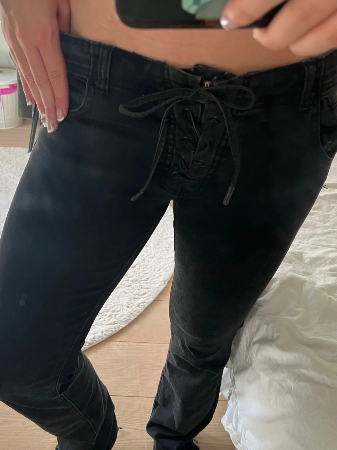 Svarta snörade jeans med låg midja - 1